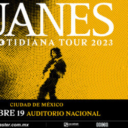 Juanes presenta nuevo material en el Coloso de Reforma.