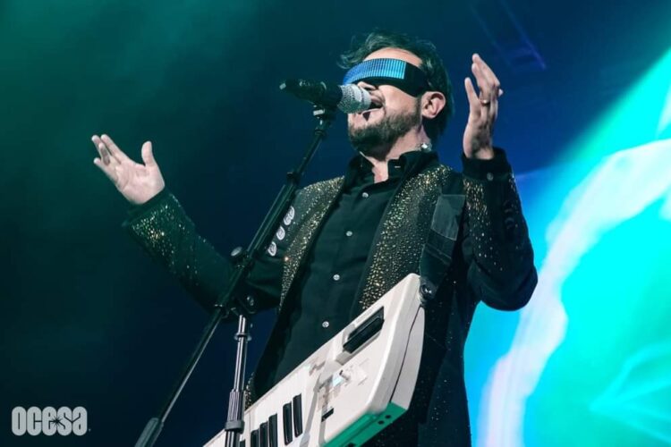 Aleks Syntek apaga treinta velitas en el Teatro Metropólitan.