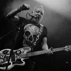 Peter Hook cubrió de luz y tinieblas al Pabellón Oeste con un show emocionante.