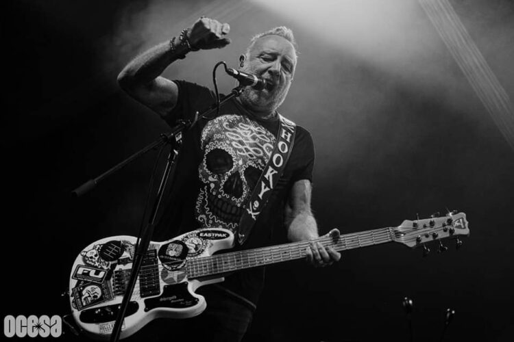 Peter Hook cubrió de luz y tinieblas al Pabellón Oeste con un show emocionante.