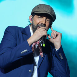 Juan Luis Guerra cultivó el amor de sus fans mexicanos en el Palacio.