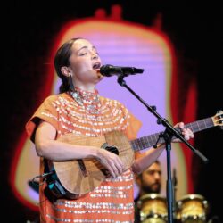 Natalia Lafourcade renace en miles de flores en el Auditorio Nacional.