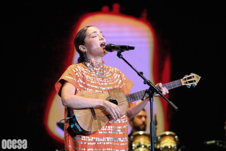 Natalia Lafourcade renace en miles de flores en el Auditorio Nacional.