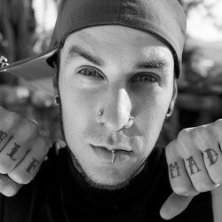 Conoce a Travis Barker por 21 mil pesos, checa los beneficios.