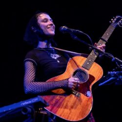 La artista francesa Pomme enamora al Lunario con un concierto minimalista.