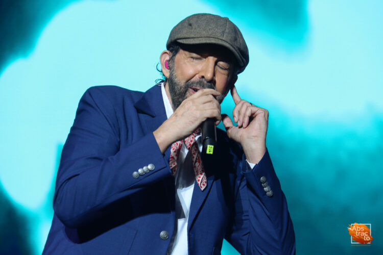 Juan Luis Guerra cultivó el amor de sus fans mexicanos en el Palacio.